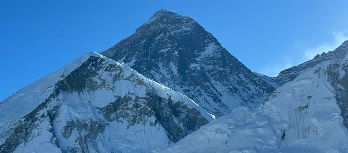 Where is  mount Everest located in Asia