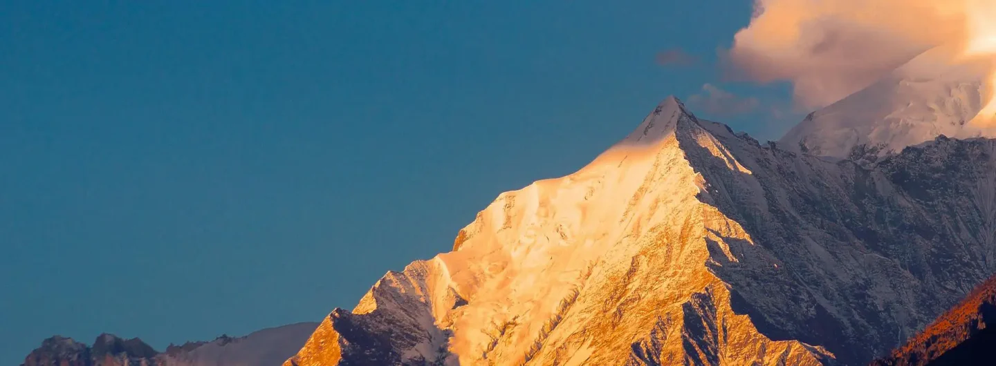 climbing peaks in nepal